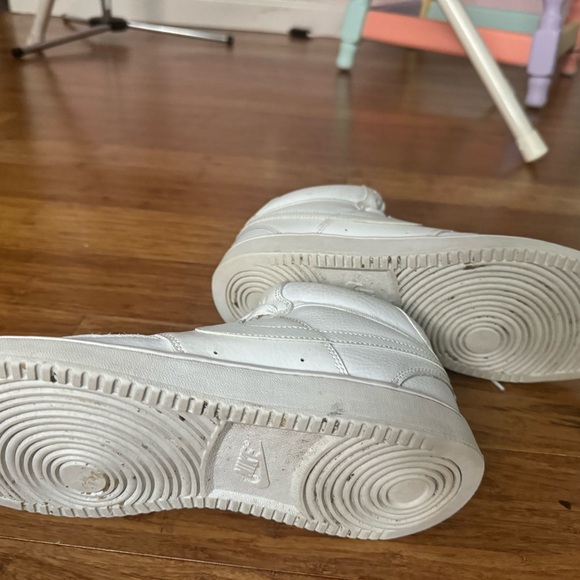 🎁🎁Nike White High-Top Athletic Shoes - Picture 2 of 3